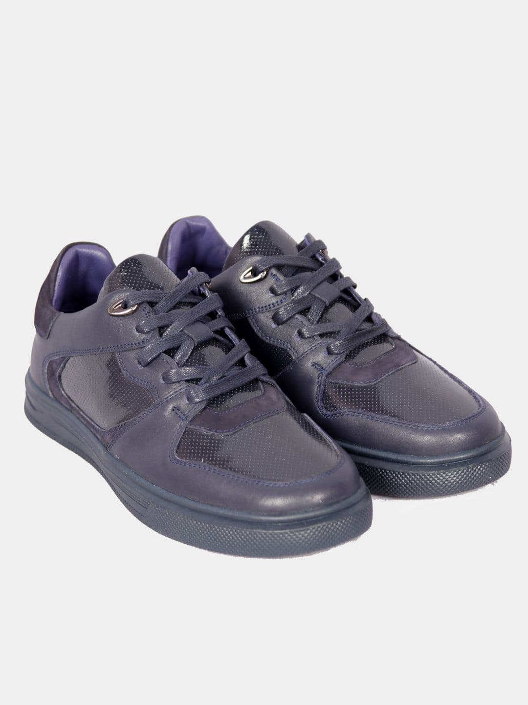 Tabiiy charmdan erkaklar krossovkalari