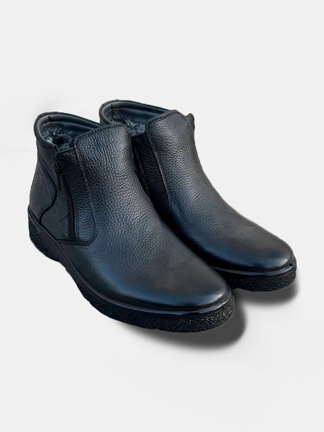 Men's boots made of genuine leather, with fur